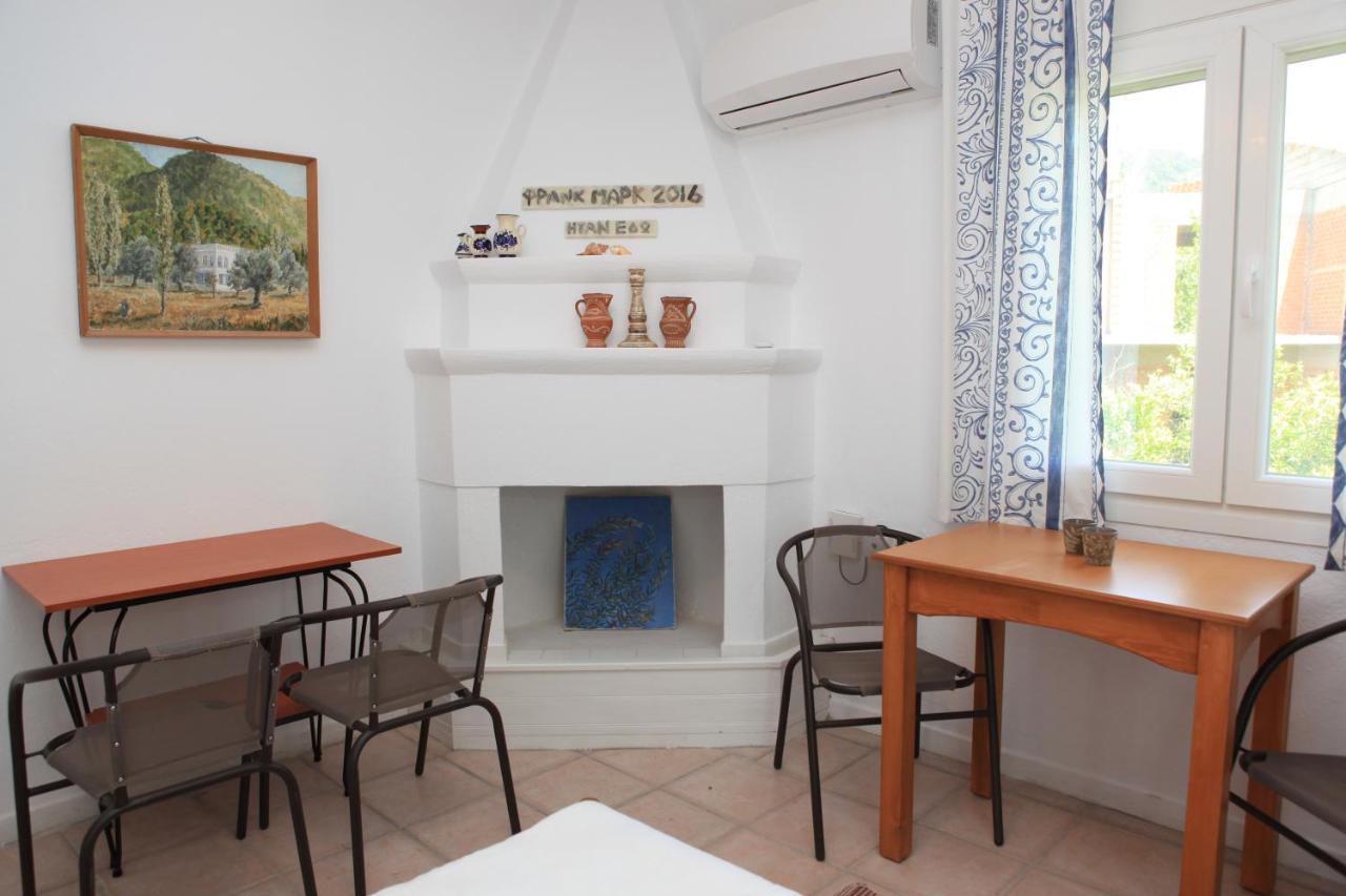 O Pyrgos Accommodations Panormos  Bagian luar foto